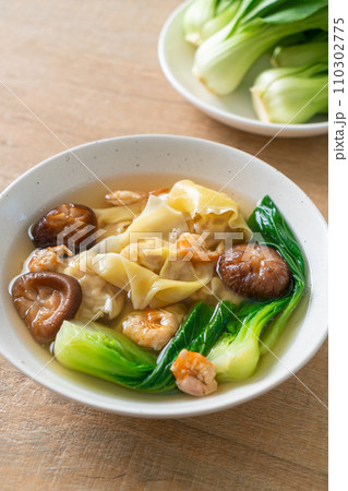 pork dumpling soup with shrimps and vegetable 110302775