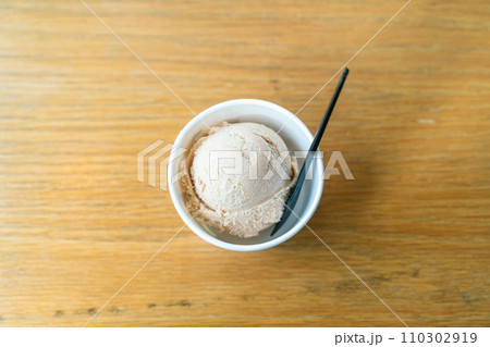 Earl Grey Tea Ice-cream Scoop in cup 110302919