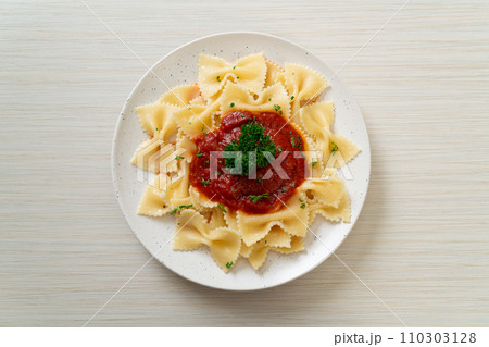farfalle pasta in tomato sauce with parsley 110303128