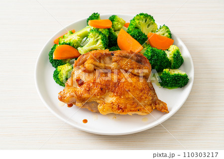 chicken steak with broccoli and carrot 110303217