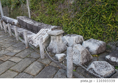 原子爆弾により被爆した山王神社の二の鳥居 原子爆弾により被爆した山王神社の二の鳥居 110303339