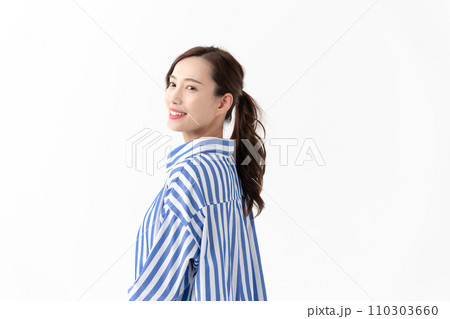 カジュアルファッションの女性 110303660