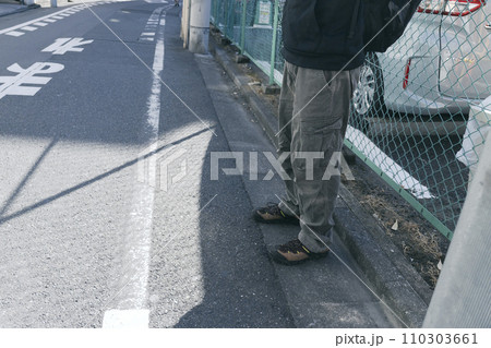 男性の足元 110303661