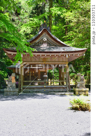 京都　新緑の貴船神社　奥宮（京都府京都市） 110303711