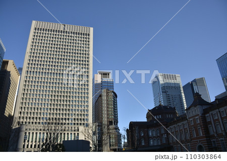 東京駅前の都市風景 110303864