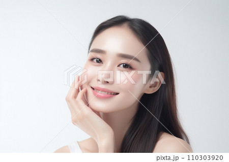 若い女性の美容イメージ (頬に手) 若い女性の美容イメージ (頬に手) 110303920
