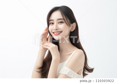 若い女性の美容イメージ (頬に手) 若い女性の美容イメージ (頬に手) 110303922