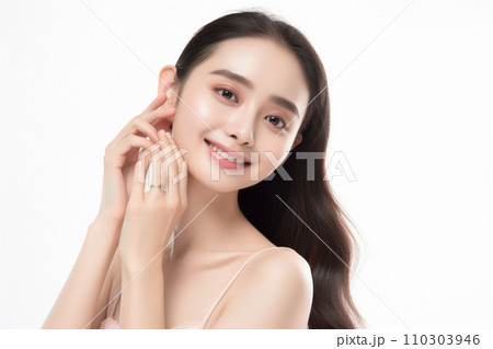 若い女性の美容イメージ (頬に手) 若い女性の美容イメージ (頬に手) 110303946