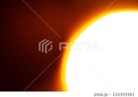 オレンジ系キラキラ背景素材 110303981