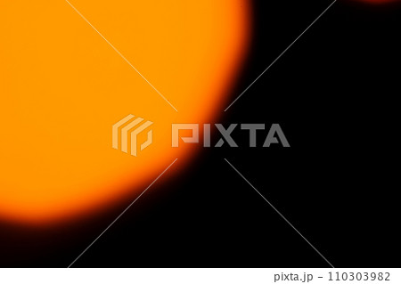 オレンジ系キラキラ背景素材 110303982