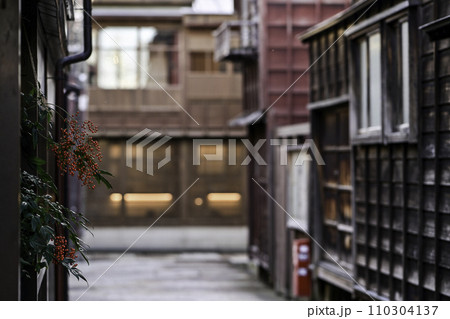 初冬のひがし茶屋街の景色 110304137