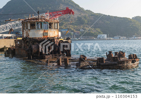 長崎市皇后島に放置された廃船 110304153