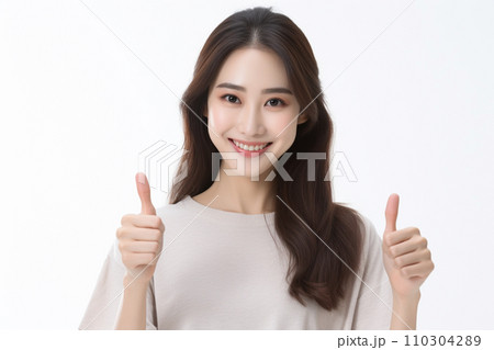 笑顔でイイねをする女性（私服） 110304289
