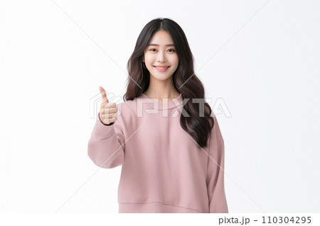 笑顔でイイねをする女性（私服） 110304295