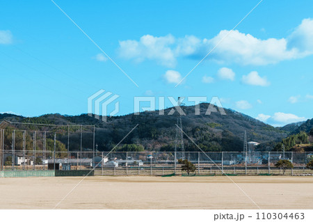 学校のグラウンドのある風景 110304463