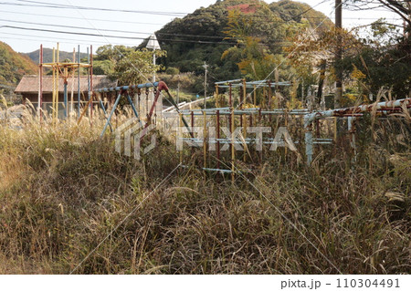 廃校にある遊具 廃校にある遊具 110304491