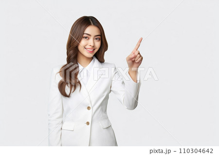 指をさす笑顔の女性 指をさす笑顔の女性 110304642