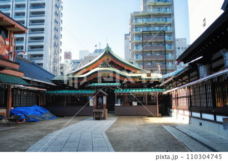 大阪、堀川戎神社の拝殿と境内風景 大阪、堀川戎神社の拝殿と境内風景 110304745