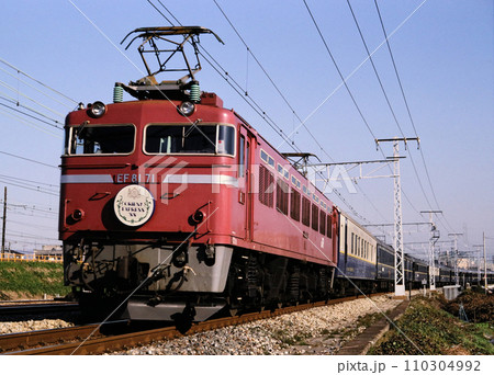1988年　吹田駅付近を走るEF81牽引のオリエント急行 110304992