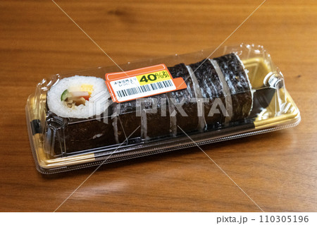 割引シールが貼られたお惣菜の太巻き 110305196