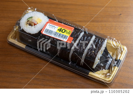 割引シールが貼られたお惣菜の太巻き 割引シールが貼られたお惣菜の太巻き 110305202