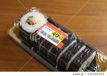 割引シールが貼られたお惣菜の太巻き 110305205