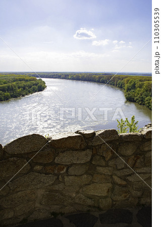 スロバキアのブラチスラバの自然と都会の景色 110305539