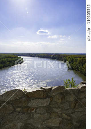 スロバキアのブラチスラバの自然と都会の景色 110305546