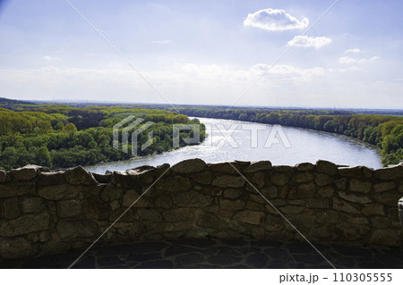 スロバキアのブラチスラバの自然と都会の景色 110305555