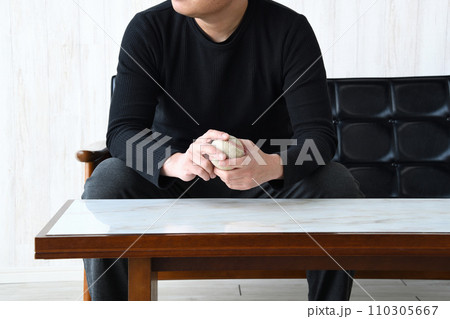 夢をあきらめた男性イメージ 110305667