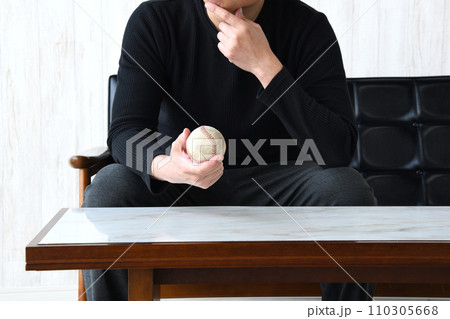 夢をあきらめた男性イメージ 110305668