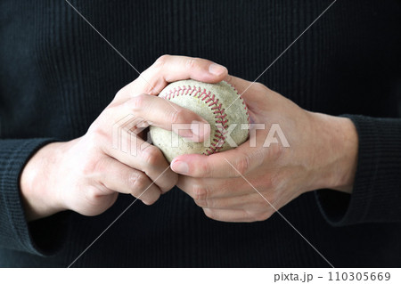 古い野球ボールを握る男性の手元 110305669