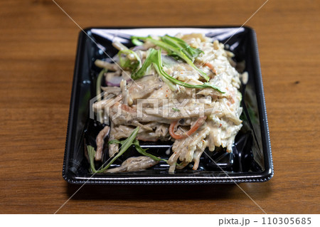 お惣菜のごぼうと蒸し鶏のサラダ お惣菜のごぼうと蒸し鶏のサラダ 110305685