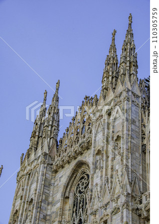 イタリアのミラノの初夏の街中の景色 イタリアのミラノの初夏の街中の景色 110305759