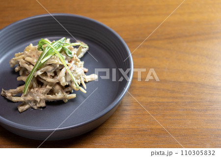 お皿に乗せた牛蒡と蒸し鶏のサラダ お皿に乗せた牛蒡と蒸し鶏のサラダ 110305832