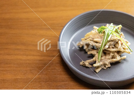 お皿に乗せた牛蒡と蒸し鶏のサラダ お皿に乗せた牛蒡と蒸し鶏のサラダ 110305834