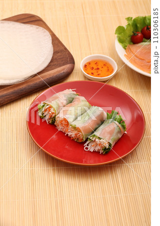 美味しそうな生春巻き 110306185