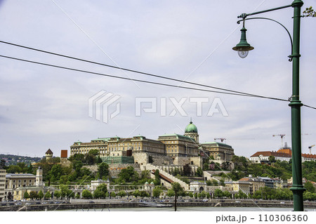 ハンガリーのブタペストの風景 110306360
