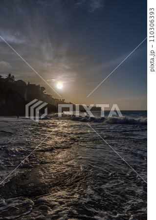 夕暮れ時のクブビーチ 110306393