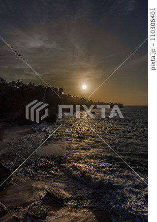 夕暮れ時のクブビーチ 110306401