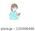 スマホを操作する若い女性 110306496