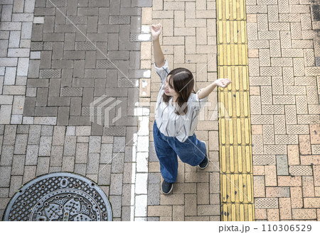 街中を散歩する若い女性　俯瞰撮影 110306529