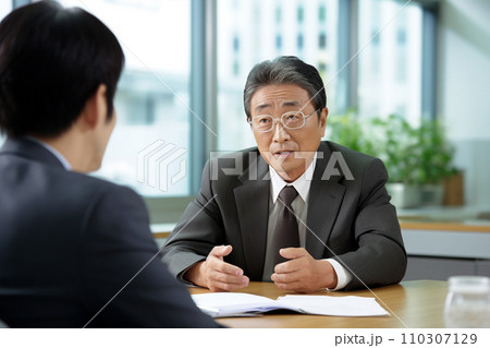 経営陣と打ち合わせをする男性社員：AI生成画像 110307129