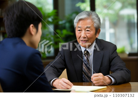 経営陣と打ち合わせをする男性社員：AI生成画像 110307132