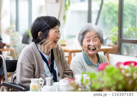 老人ホームで楽しそうに話をする高齢女性達:AI生成画像 老人ホームで楽しそうに話をする高齢女性達:AI生成画像 110307185