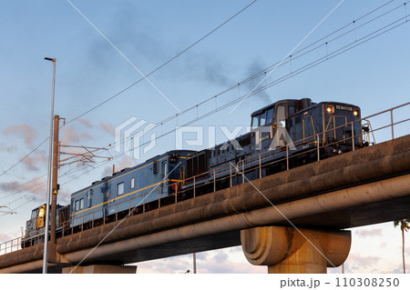 宮崎空港線へ入線するマヤ検(DE10型ディーゼル機関車+マヤ34)) 宮崎空港線へ入線するマヤ検(DE10型ディーゼル機関車+マヤ34)) 110308250