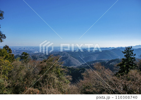 高尾山 表参道・登山道一号路 十一丁目茶屋横の展望台から関東平野の眺め 高尾山 表参道・登山道一号路 十一丁目茶屋横の展望台から関東平野の眺め 110308740
