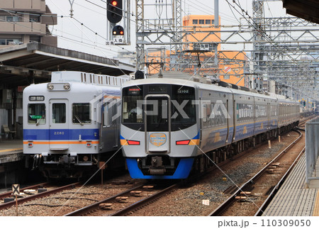 南海の岸里玉出駅で特急サザンと並ぶ汐見橋線電車 110309050