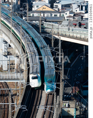 東京北区付近を走る東北新幹線　E2系　E5系　北とぴあからの眺め 110309461