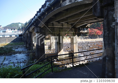 紅葉に包まれる秋の山寺　香嵐渓　紅葉　紅葉狩り　紅葉　もみじ　散策　豊田市　豊田市足助町　巴川 110309630